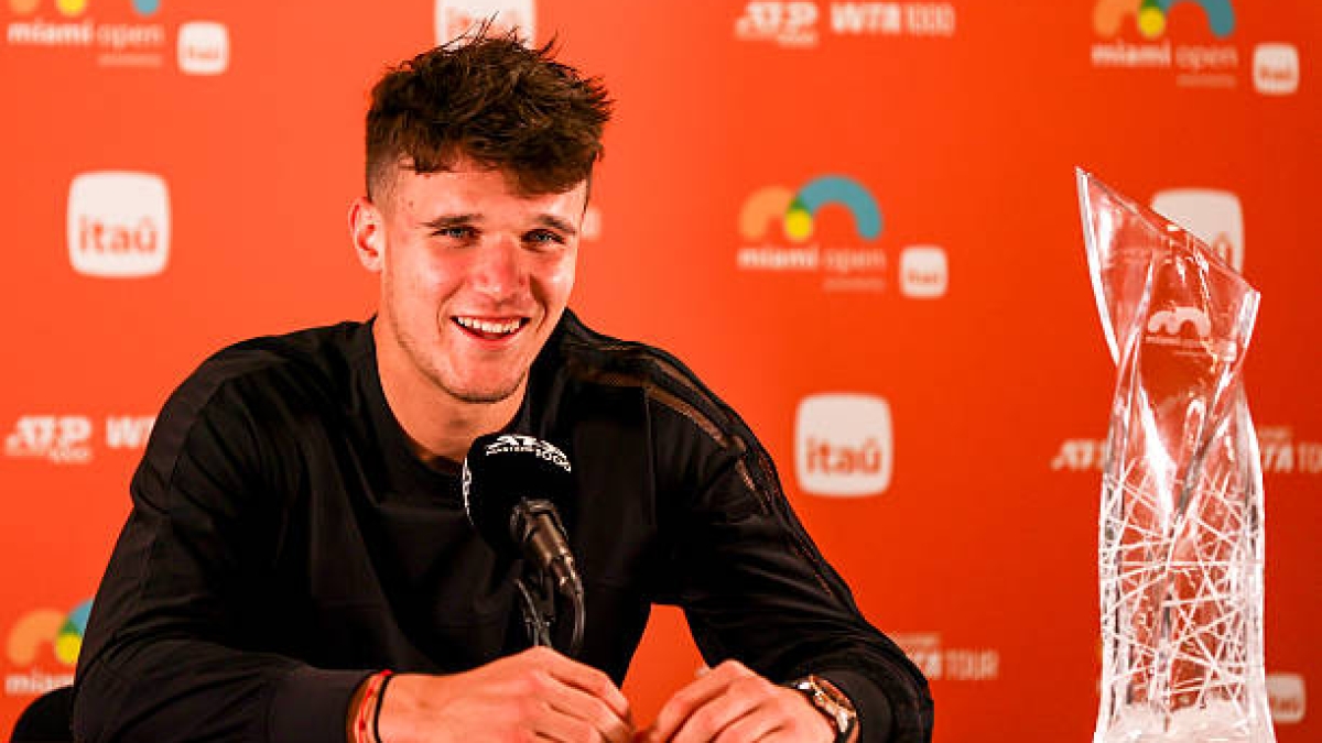 Jakub Mensik, con el título de campeón de Miami en rueda de prensa.