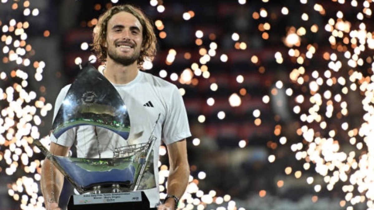 Stefanos Tsitsipas con el ATP Dubái 2025. Foto: Getty