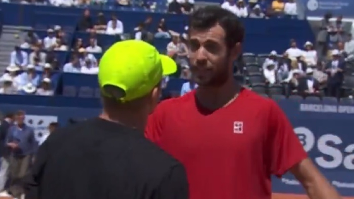 Tensión en la red: Davidovich y Khachanov discuten al término del partido.