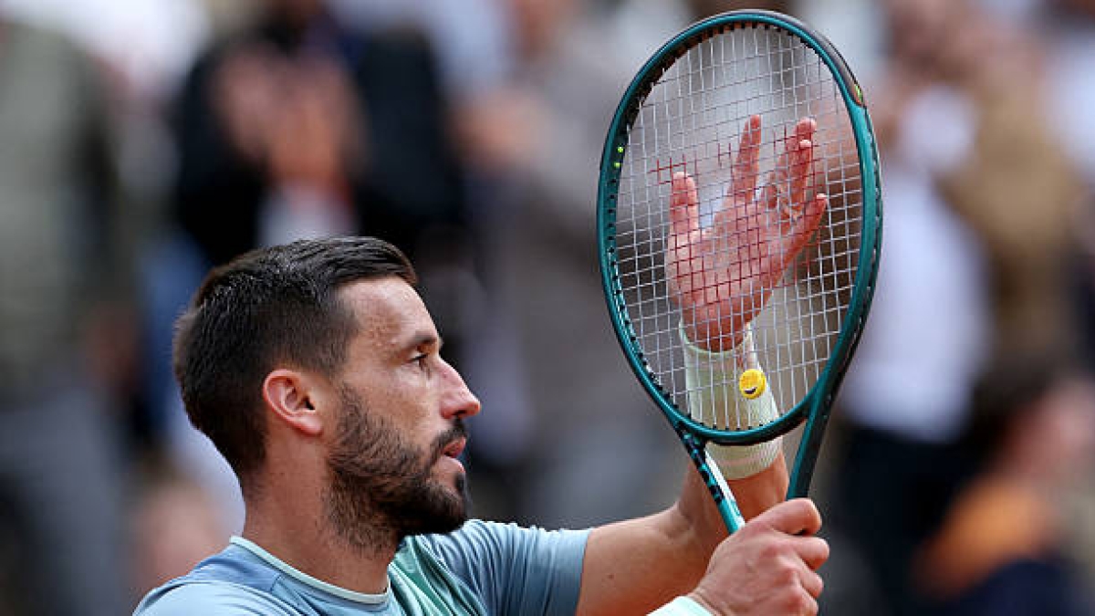 Un Dzumhur lesionado puede con Perricard y será el rival de Alcaraz en tercera ronda. Foto: Gettyimages