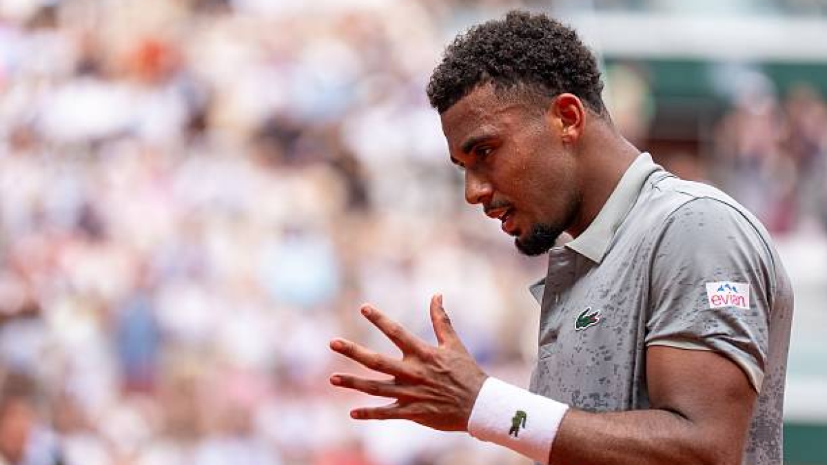 Arthur FiIs explains the extent of his injury and leaves the grass tour in the air. Photo: Getty