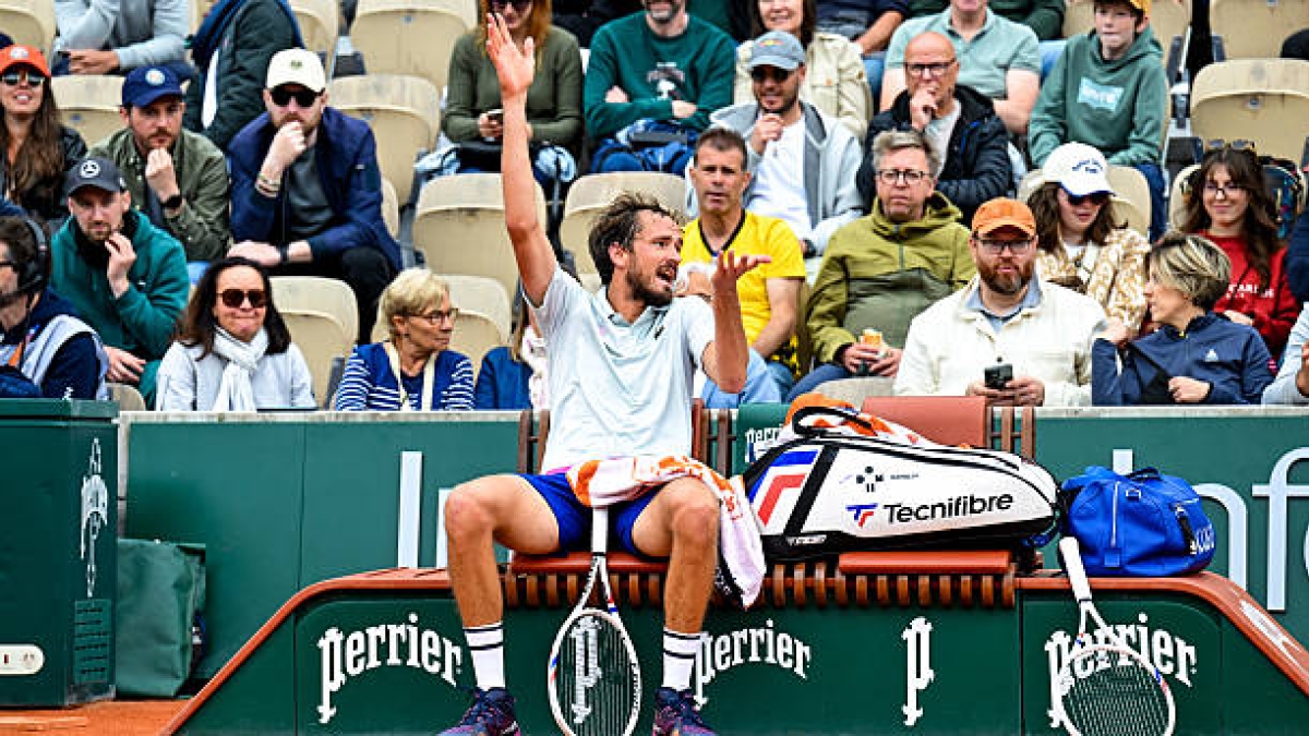 Daniil Medvedev faces the press at Roland Garros 2025. Photo: Getty