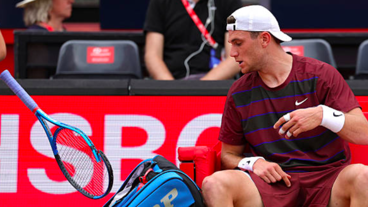 Jack Draper destroza su raqueta tras perder en Queen's. Fuente: Getty