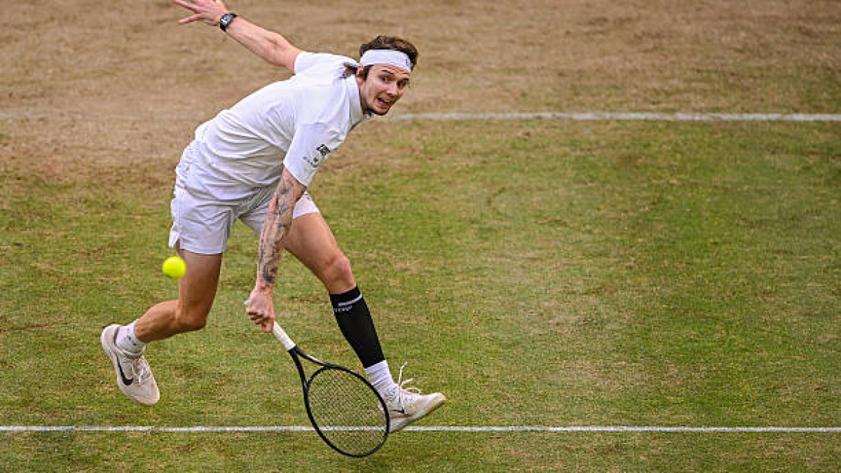 Bublik scares away the demons of the past to defeat Sinner. Photo: Getty