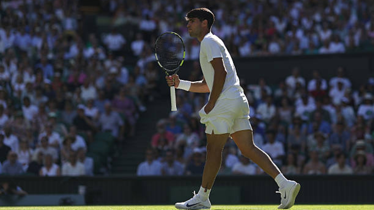 Carlos Alcaraz, en pista tras ganar a Fognini en Wimbledon. Foto: Getty