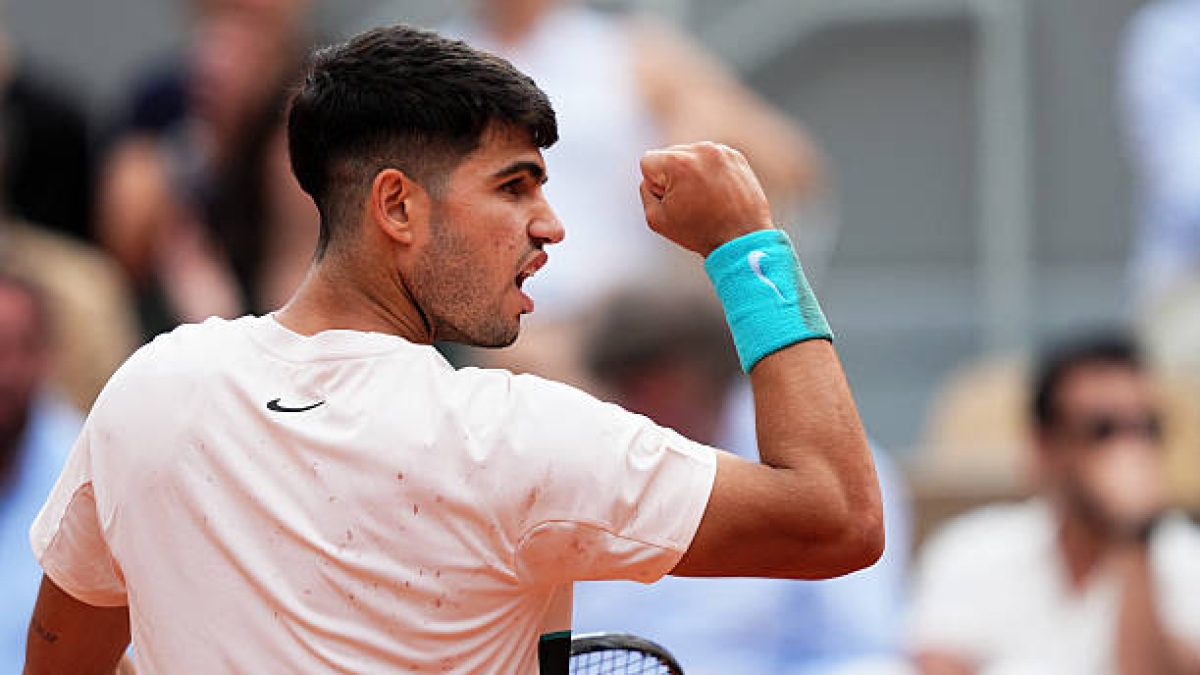Carlos Alcaraz defeats Shelton at Roland Garros 2025. Photo: gettyimages
