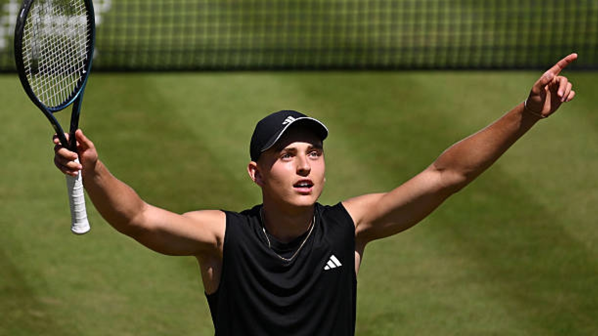 Angel surprises Michelsen to make history in tennis. Photo: Getty