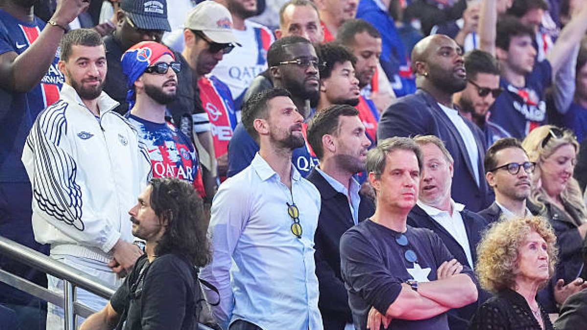 Djokovic, just like any other fan, in PSG's celebration. Photo: Getty