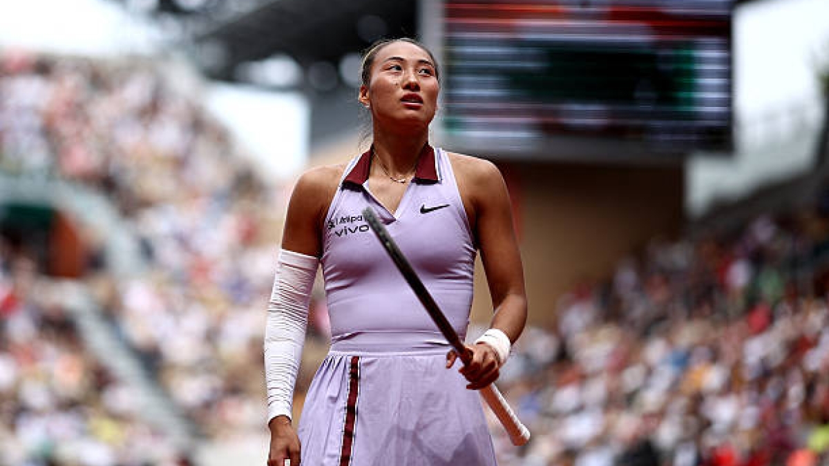 Roland Garros 2025: Zheng avoids the scare against a great Samsonova. Photo: Getty