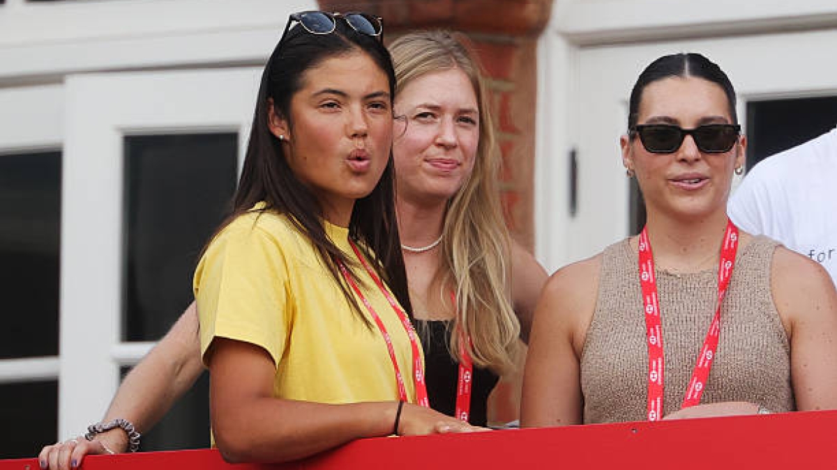 Emma Raducanu, durante el partido de Carlos en Queen's. Fuente: Getty