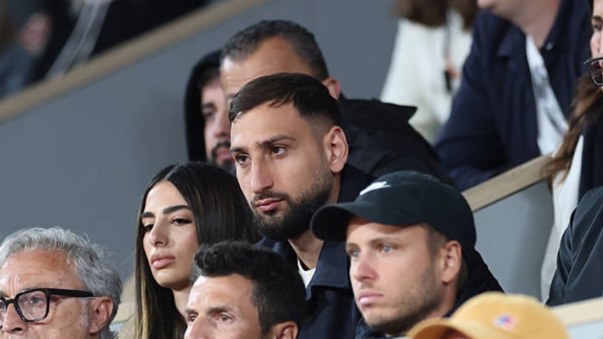 Gianluigi Donarumma viendo a Jannik Sinner en Roland Garros 2025. Foto: Getty