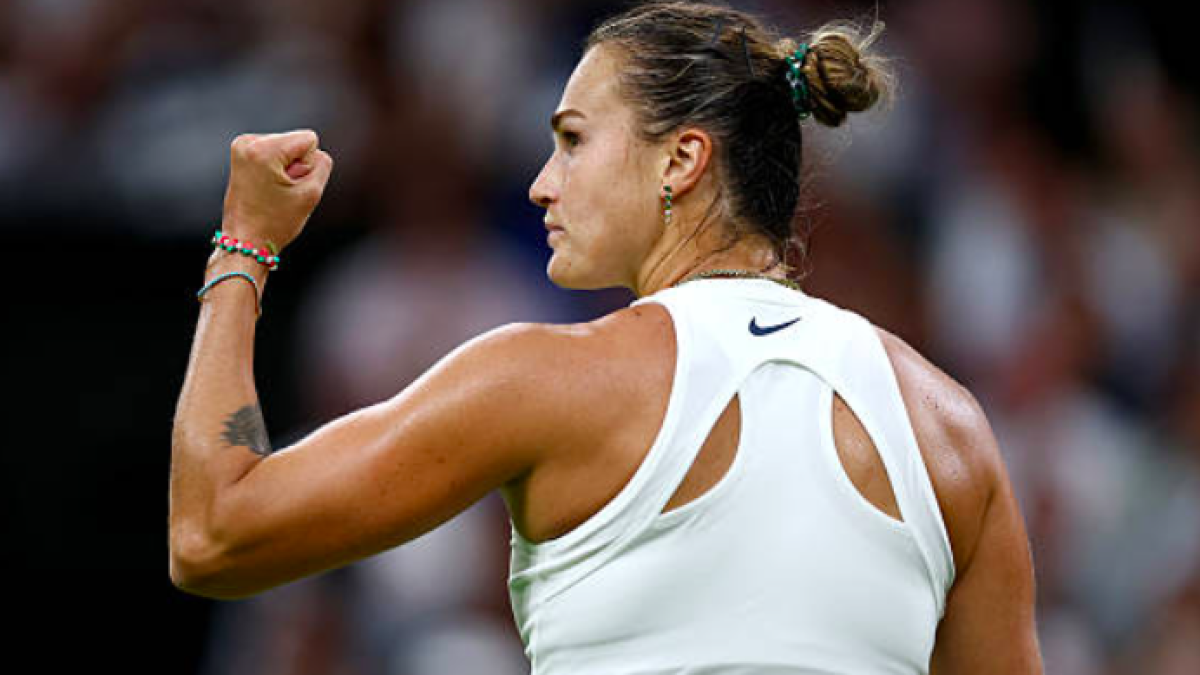 Aryna Sabalenka sheds blood to stop Emma Raducanu. Source: Getty