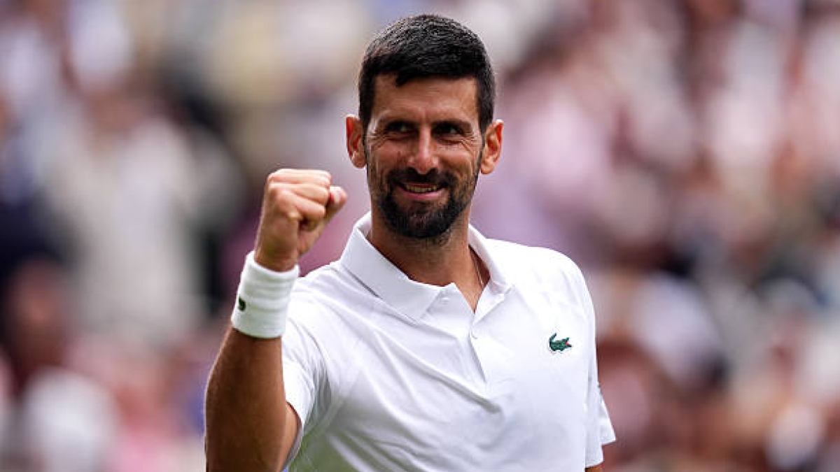 Djokovic se acuerda de Federer tras su victoria: "Me hubiese gustado tener un saque y una volea, y un toque agradable del caballero que está ahí". Foto: Gettyimages