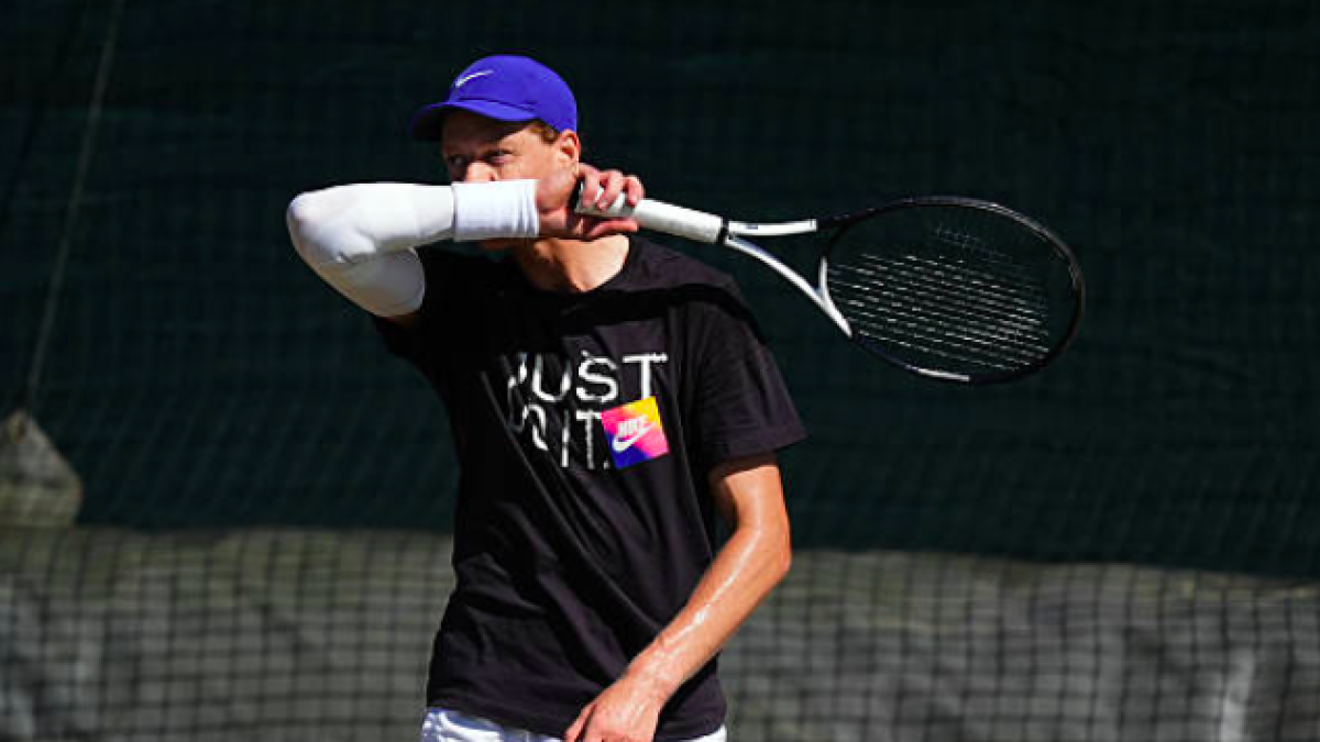Jannik Sinner trains with elbow protection. Source: Getty