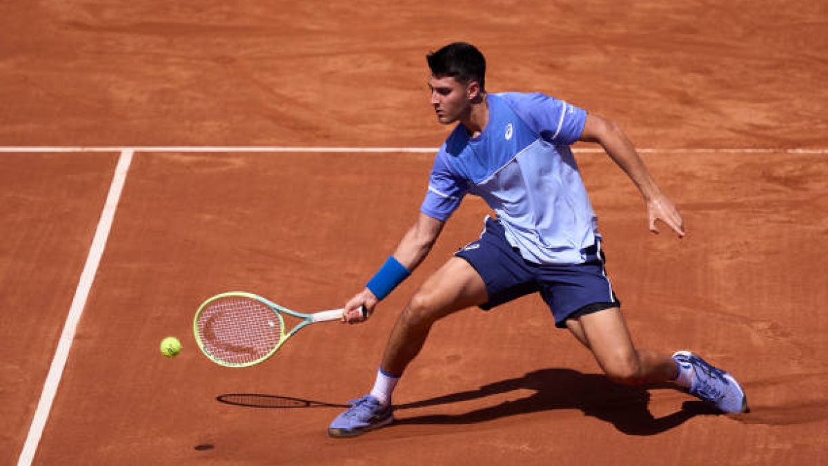 The llama adventure in Umag ends in withdrawal against Carabelli. Photo: Getty Images