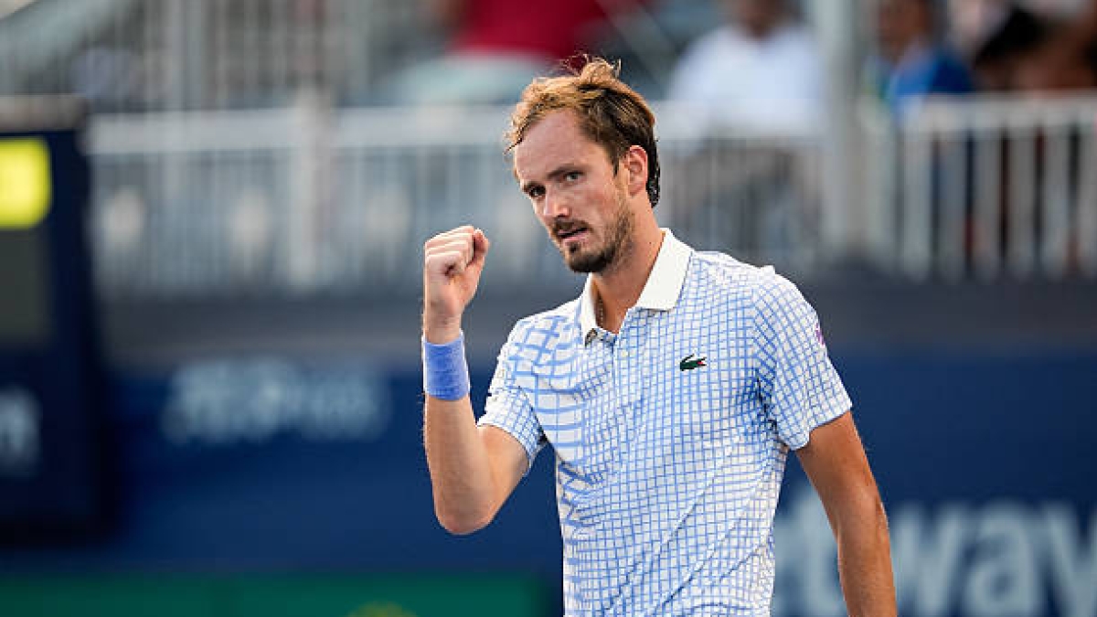 Medvedev meets the demanding challenge of Svrcina in his debut in Toronto. Photo: Getty Images