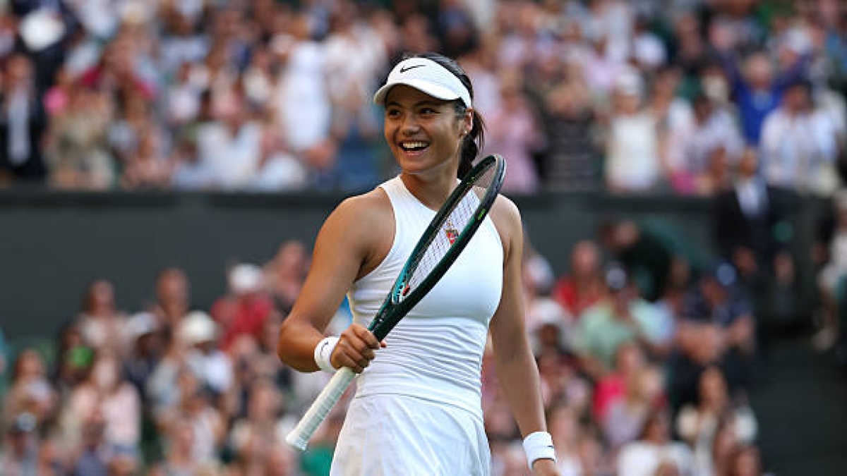 Raducanu ends Vondrousova's run and keeps British dream alive at Wimbledon before facing Sabalenka. Photo: Getty Images
