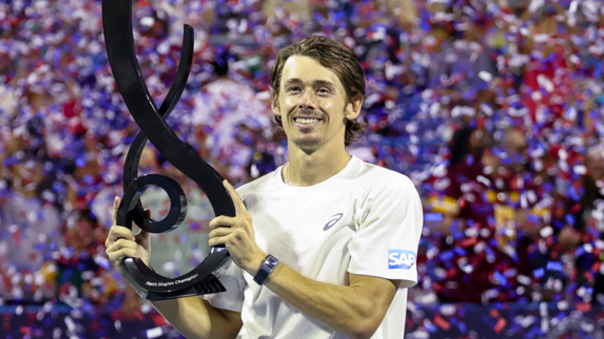 Alex De Minaur posa con su título en Washington. Fuente: Getty