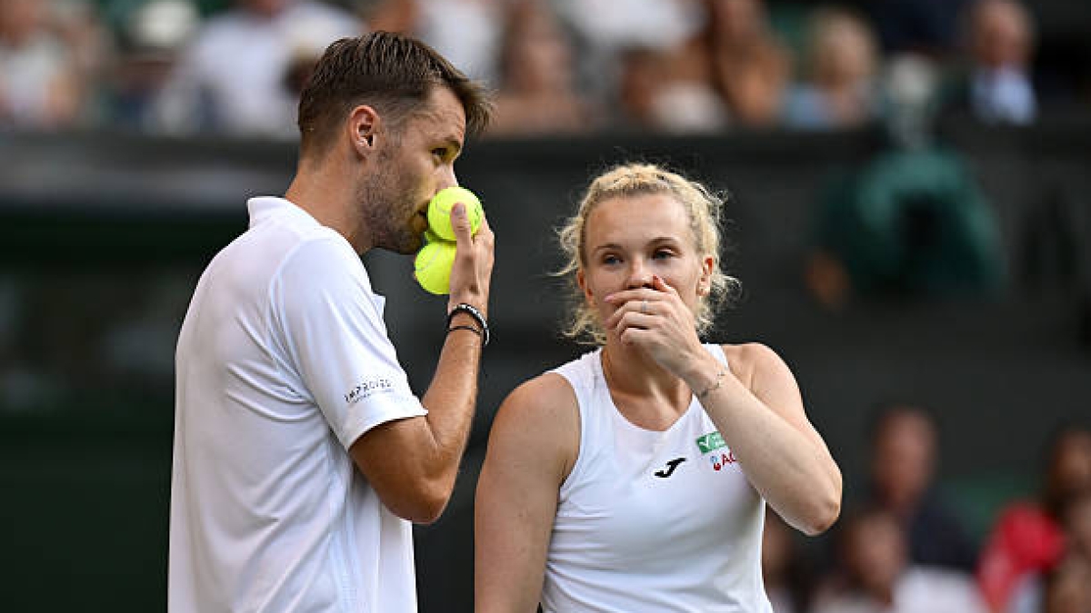 Siniakova and Verbeek triumph in the mixed doubles at Wimbledon 2025. Photo: Getty
