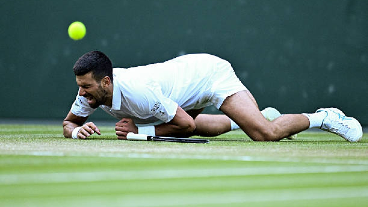 Djokovic sets off alarms with a worrying fall at Wimbledon. Photo: Getty