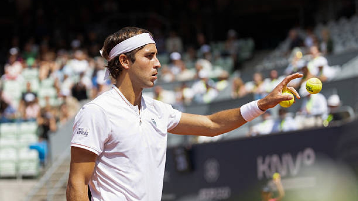 ATP Kitzbuhel 2025. Misolic ahonda en la herida de Etcheverry. Foto: Getty