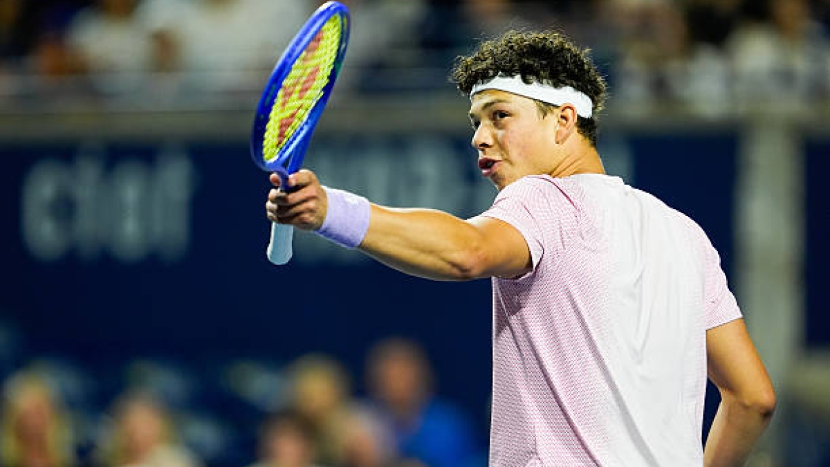 Shelton withstands against a bruised Cobolli at the 2025 ATP Toronto. Photo: Getty