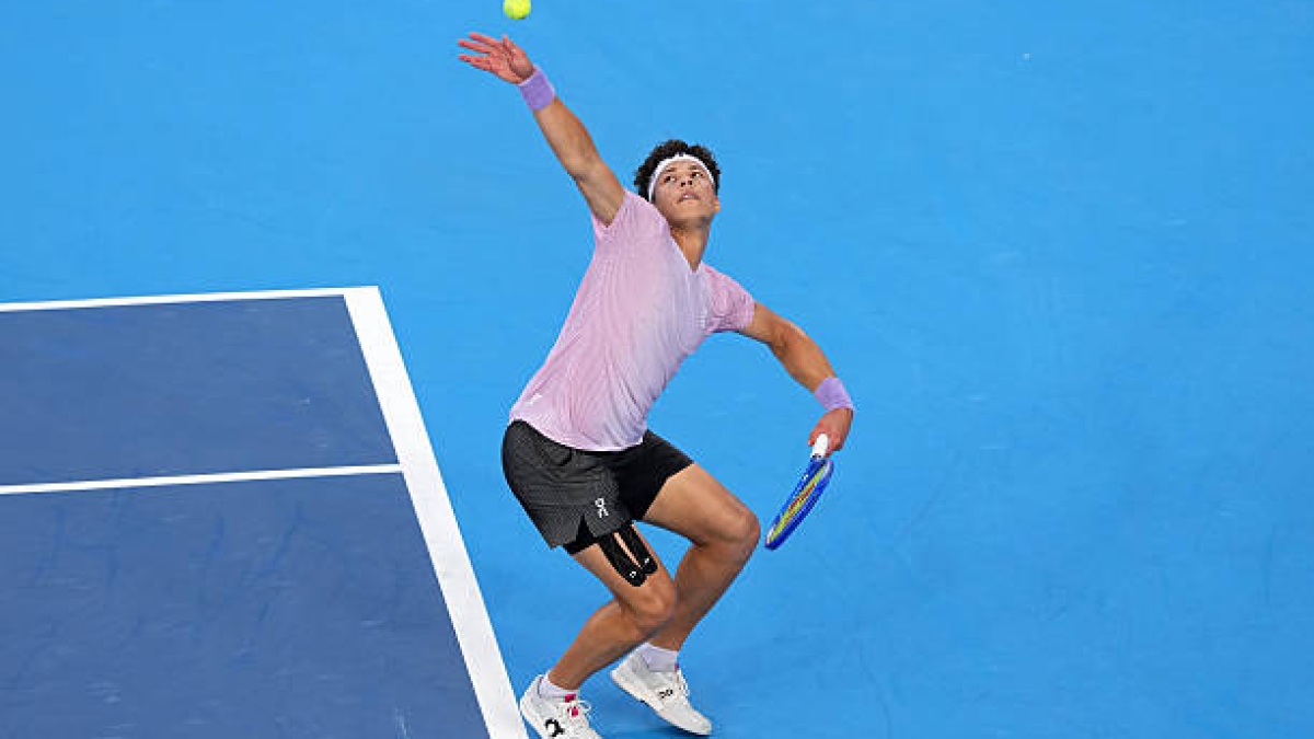 Shelton meets with Bautista after Carabelli's retirement. Photo: Getty