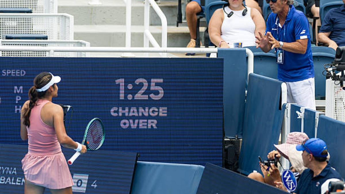 Raducanu asks the chair judge to eject a child from the stadium for crying. Photo: Getty
