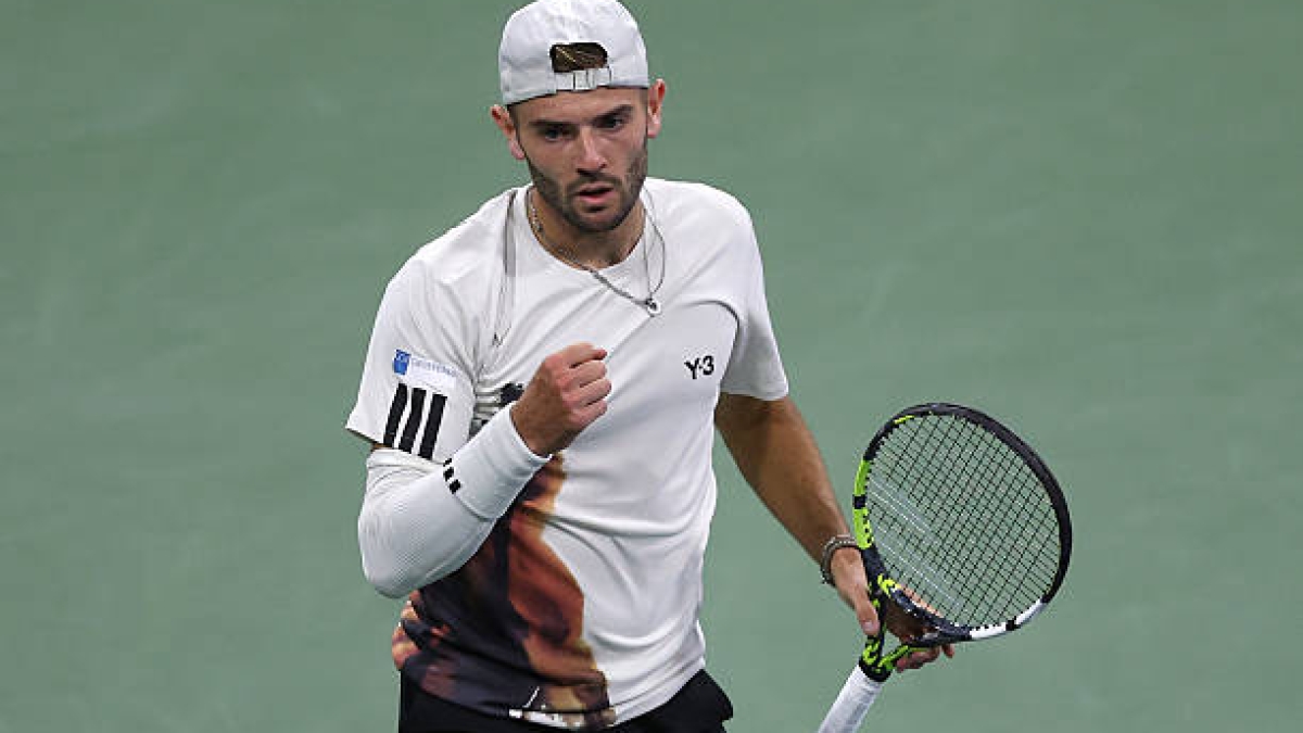 Bautista pelea, pero acaba cayendo contra Fearnley. Foto: Getty