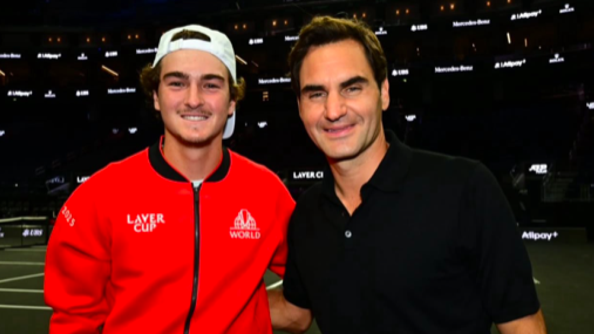 冯塞卡在拉弗杯赛中见到罗杰·费德勒。来源：盖蒂。