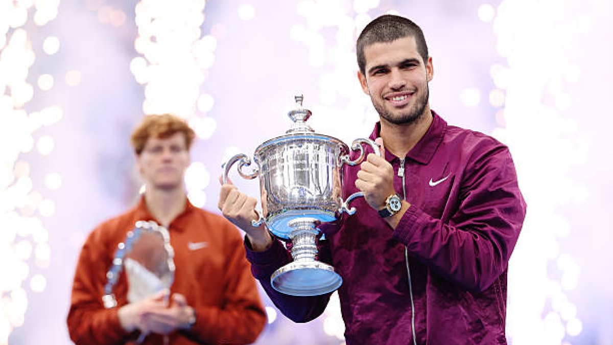 Carlos Alcaraz, con el título de campeón en Nueva York. Fuente: Getty
