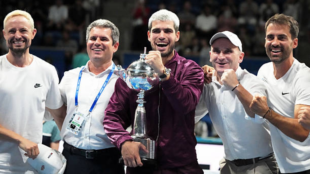 Alcaraz celebra insieme a tutto il suo team il titolo a Tokyo. Fonte: Getty