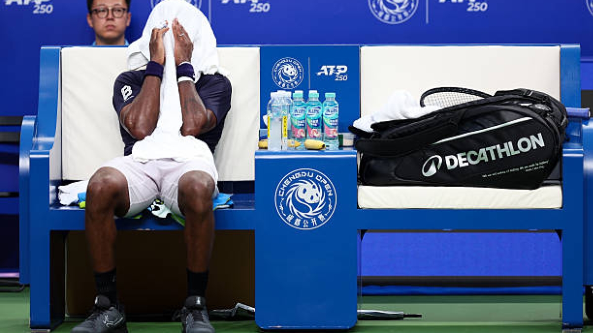 Monfils si copre il volto con l'asciugamano, in un altro momento di dolore e delusione dopo un nuovo ritiro.