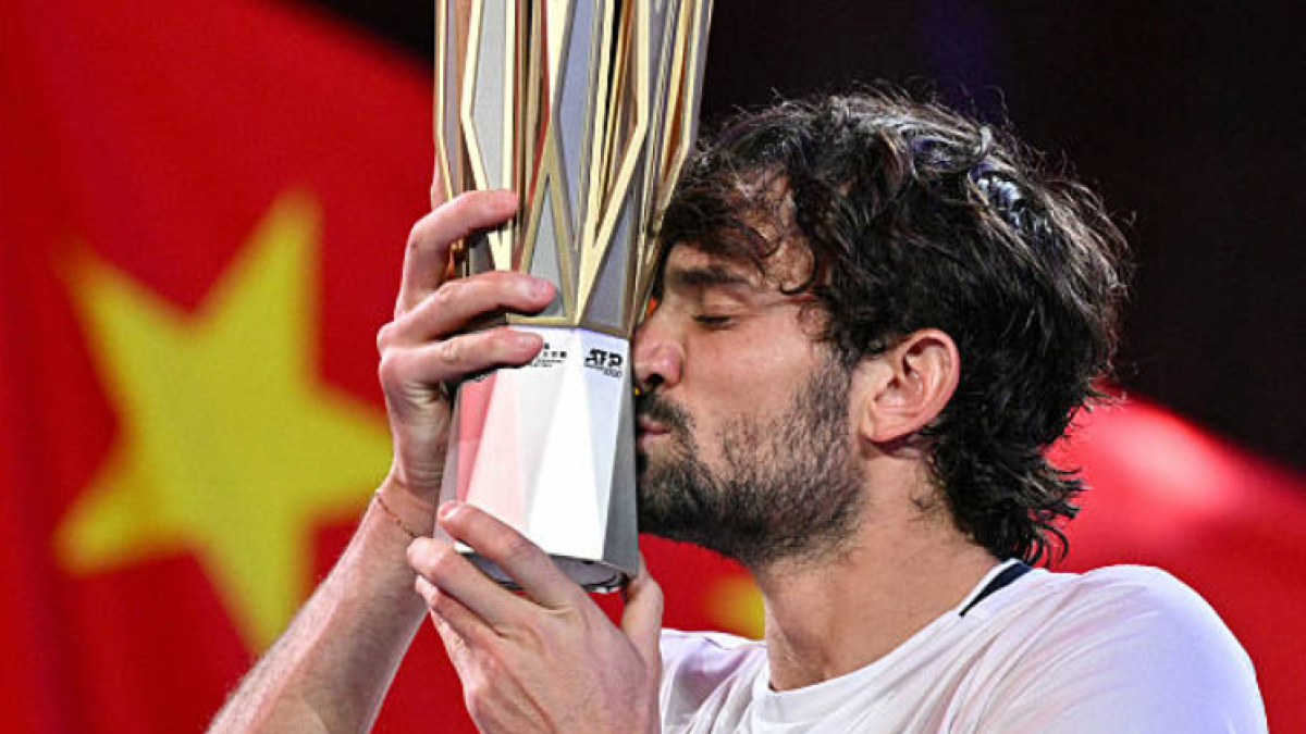 Vacherot Kisses the Shanghai Trophy. Photo: Getty