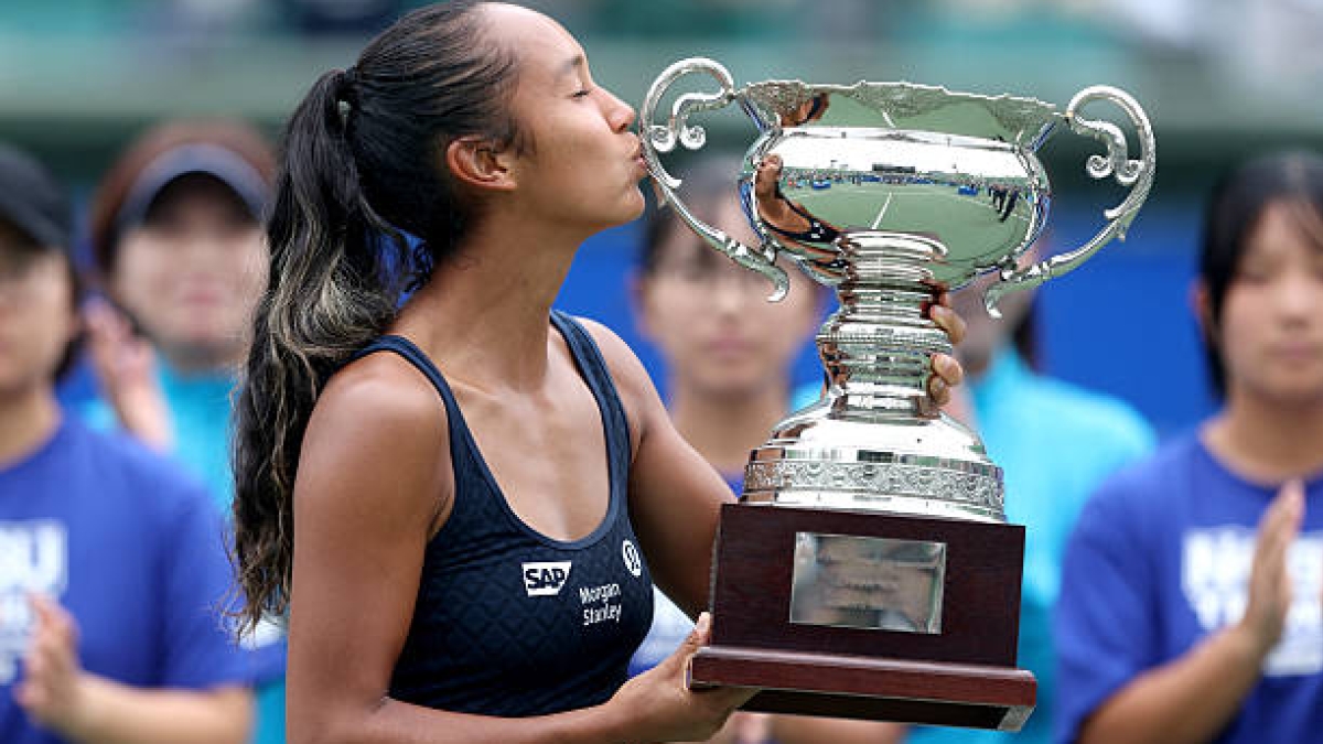 Leylah Fernandez, con il trofeo di campionessa a Osaka.