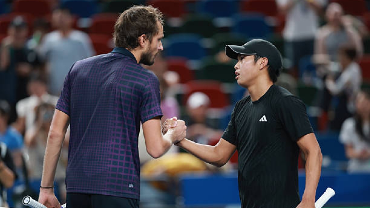 Medvedev and Tsitsipas greet each other after a great match in Shanghai. Source: Getty