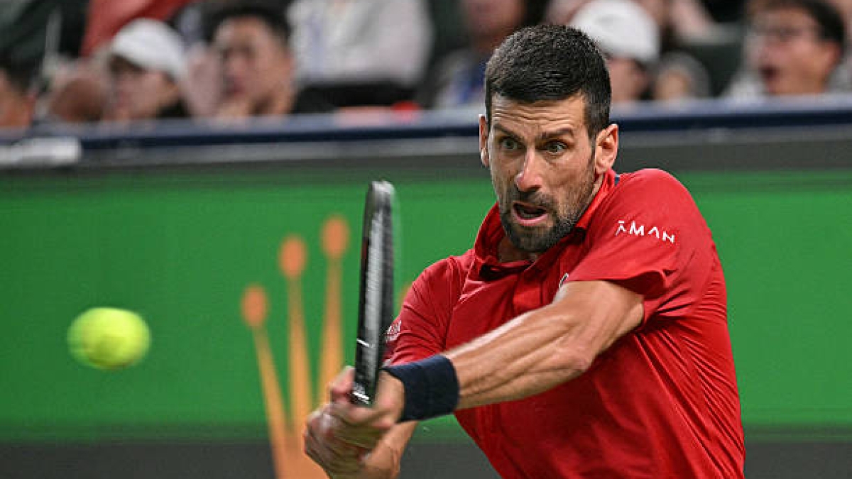 Novak Djokovic gana a Bergs en Shanghái. Foto: gettyimages