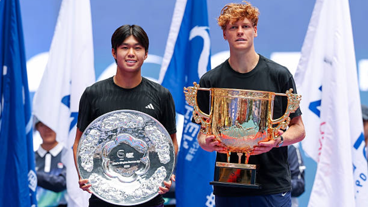 学习者Tien和Jannik Sinner一起乘飞机飞往上海。