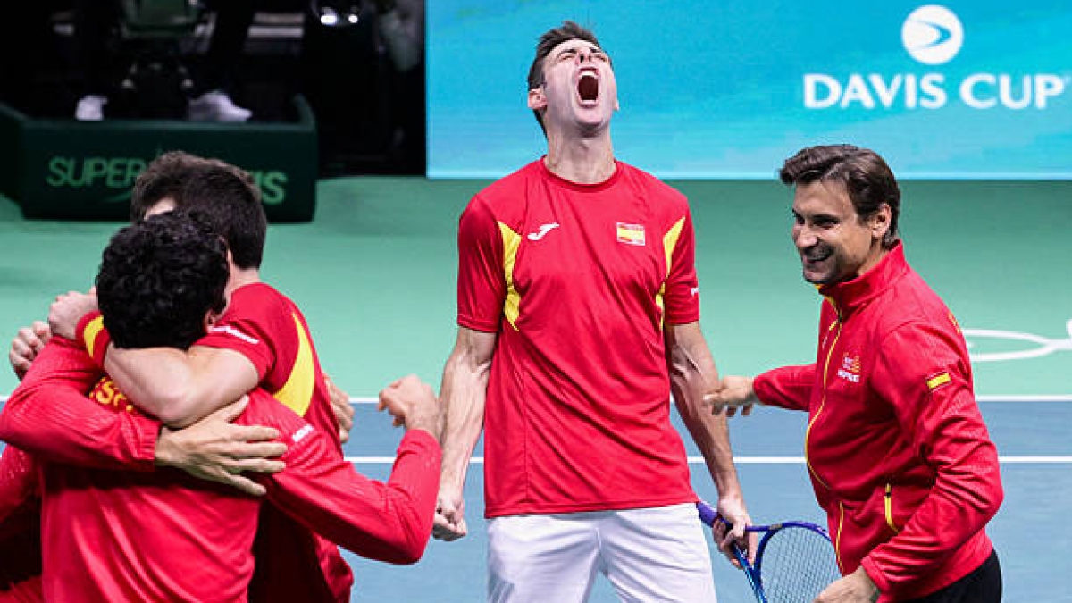 El equipo español celebra un triunfo inolvidable en las semifinales de la Copa Davis 2025. Mañana, la final contra Italia. Fuente: Getty
