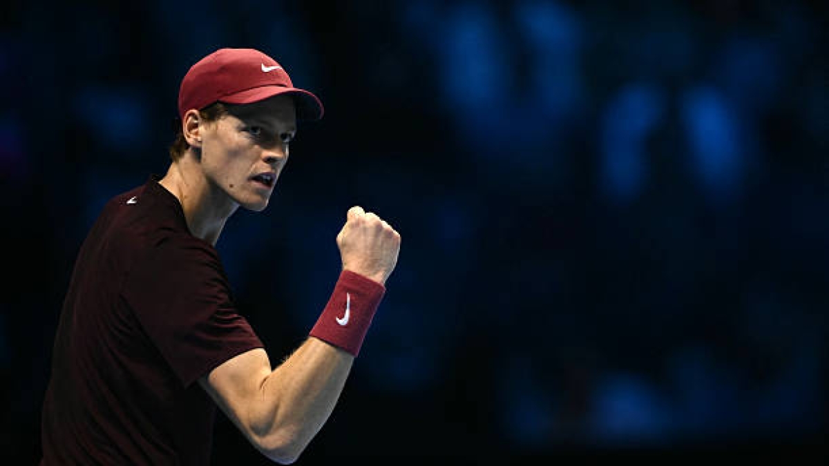 詹尼克·辛纳在2025年ATP总决赛战胜奥格-阿里亚辛梅。照片：gettyimages