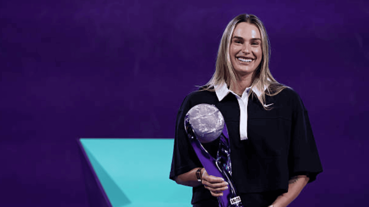 Aryna Sabalenka con il trofeo del numero 1 WTA 2025. Foto: Getty