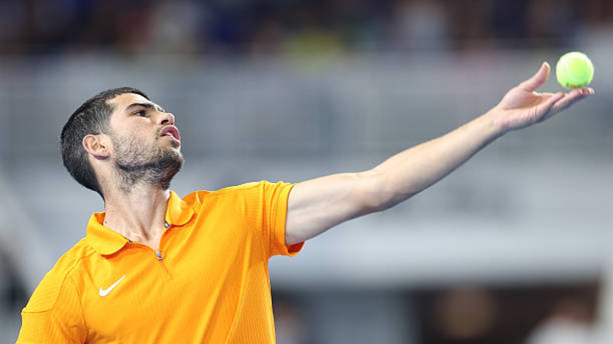 Voici la curieuse façon dont Alcaraz entraîne son service en pré-saison. Photo : Gettyimages