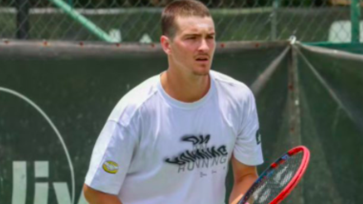 乔奥·丰塞卡实践他的承诺并剃光头。来源：Twitter