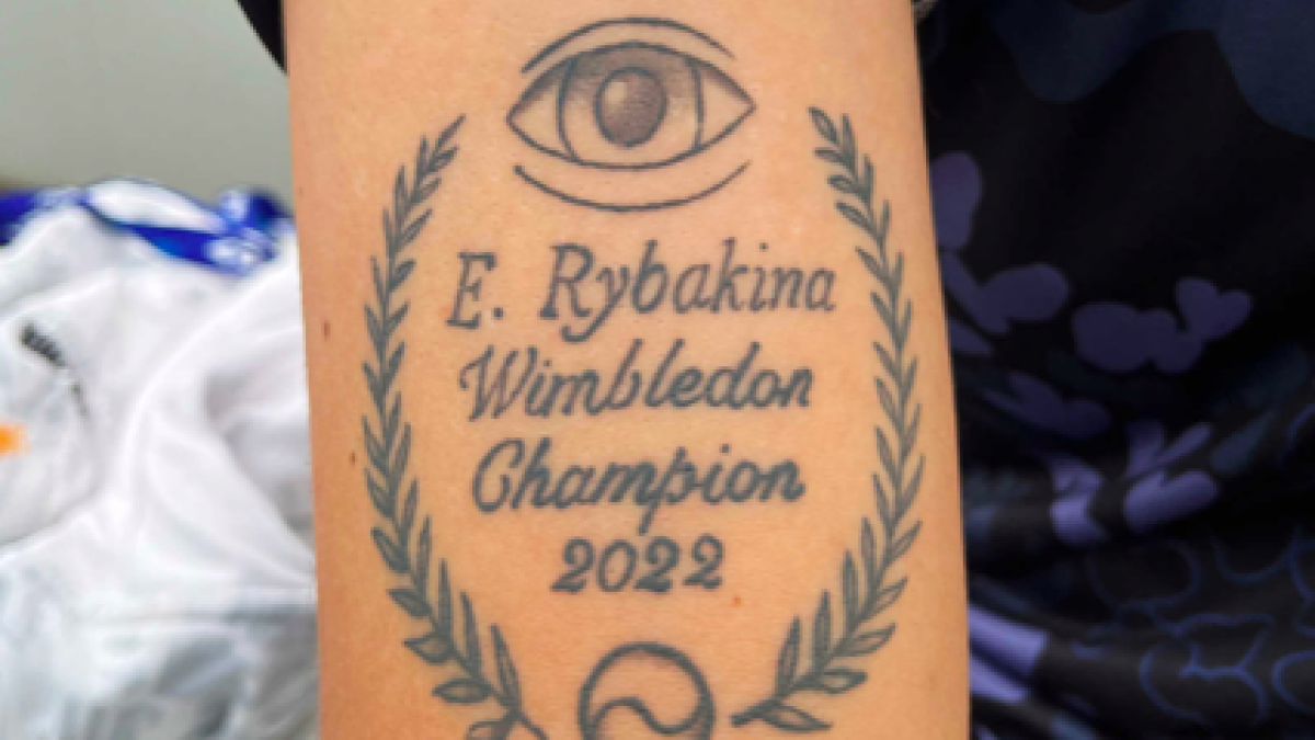 Stefano Vukov enseña el tatuaje que se hizo tras ganar Wimbledon. Fuente: Getty