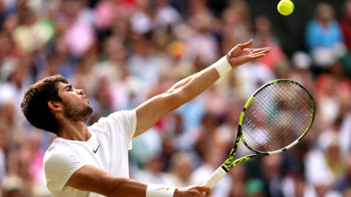 Alcaraz introduces new serving technique for the 2026 season. Source: Getty

Translation: **Alcaraz introduit une nouvelle technique de service pour la saison 2026. Source : Getty**