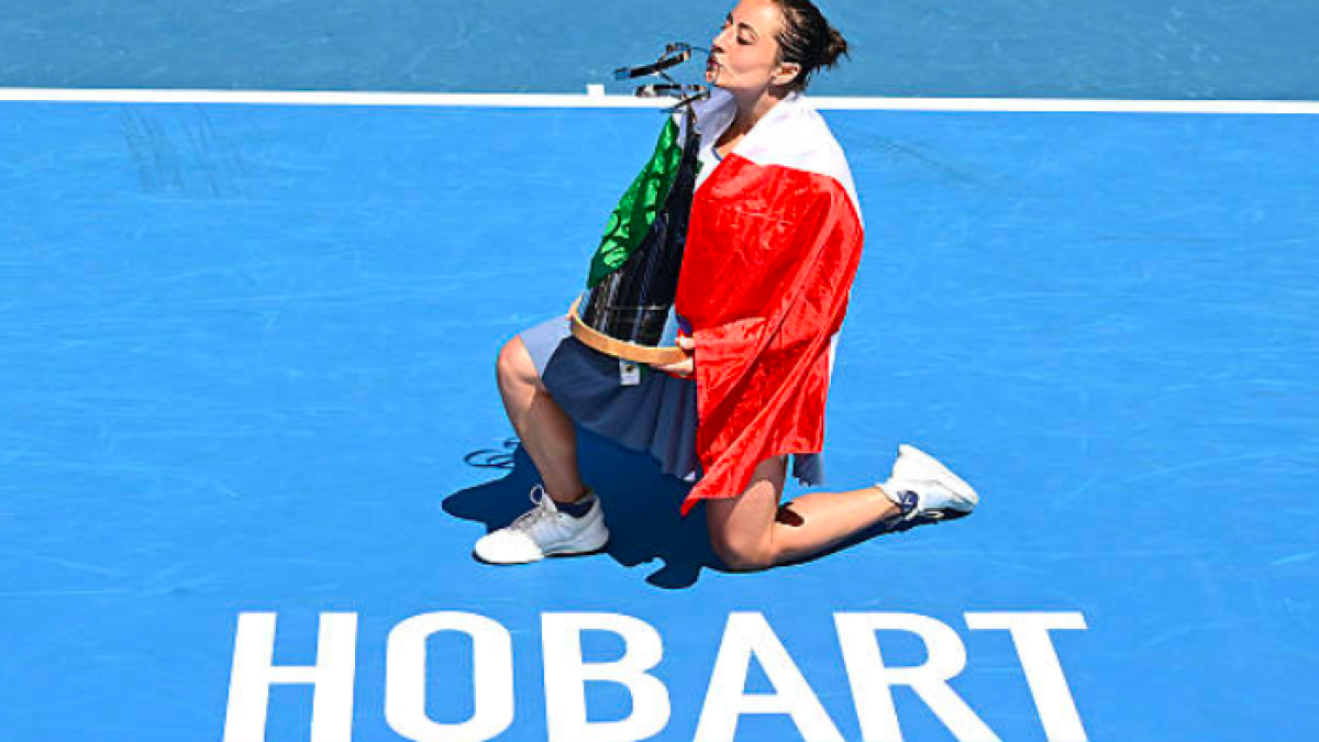 Cocciaretto issa la bandiera italiana a Hobart.