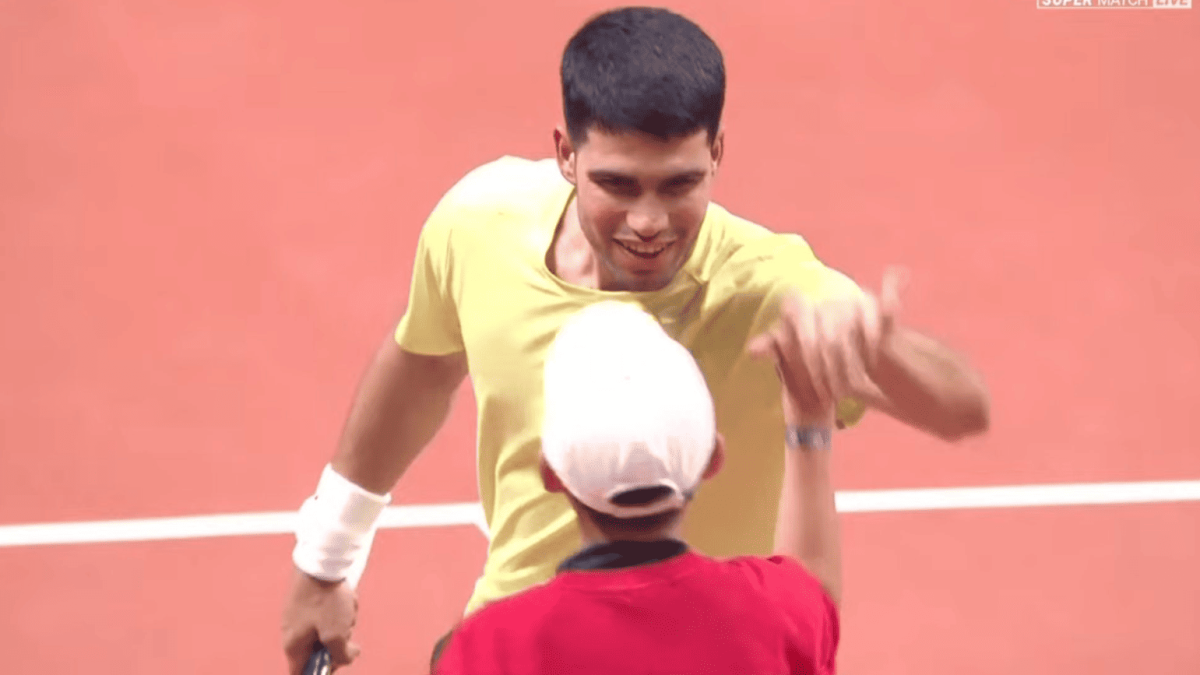 辛纳把他的球拍交给一位韩国小男孩…并在与阿尔卡拉斯争得一点胜利！照片：X