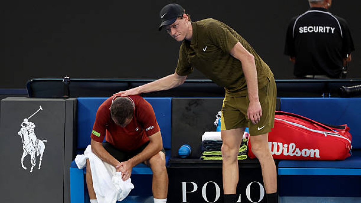 The tough image of Gaston crying after being forced to retire against Sinner. Photo: Gettyimages