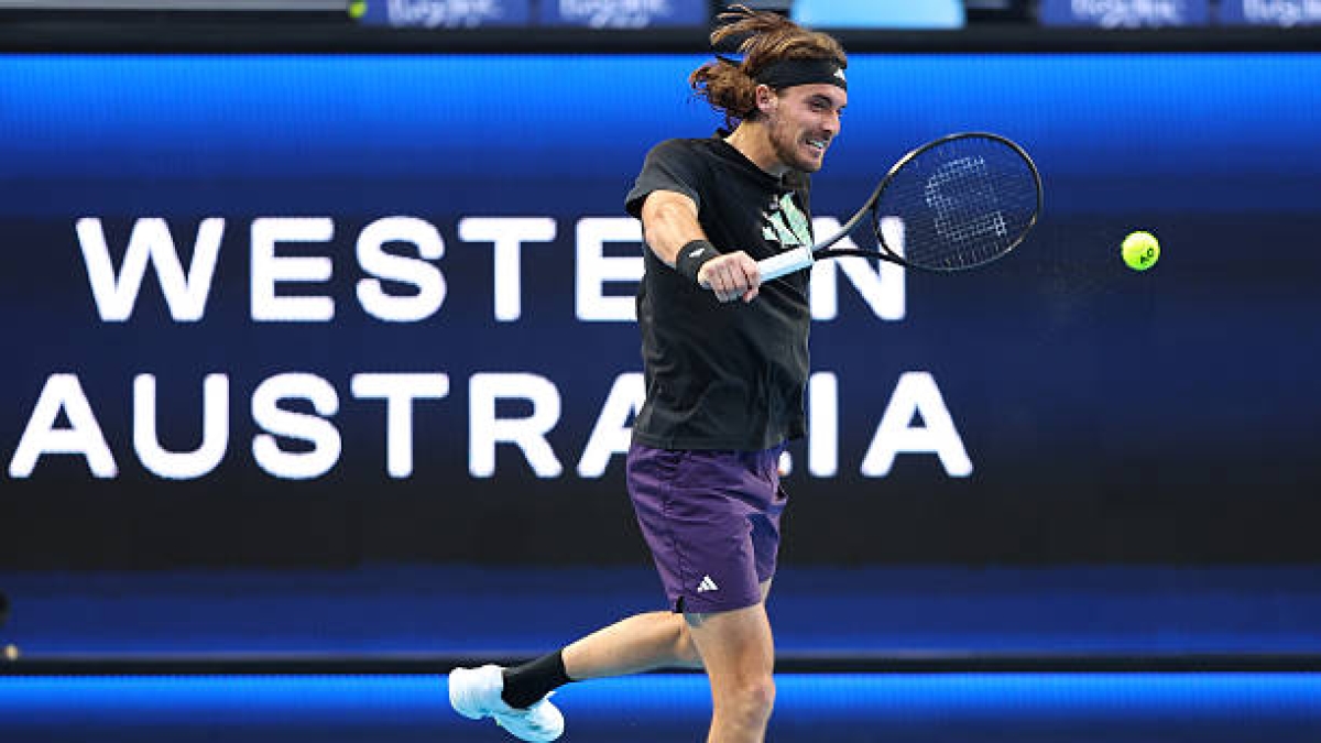 Ecco il curioso riscaldamento di Tsitsipas prima di giocare la sua prima partita del 2026. Foto: Gettyimages.