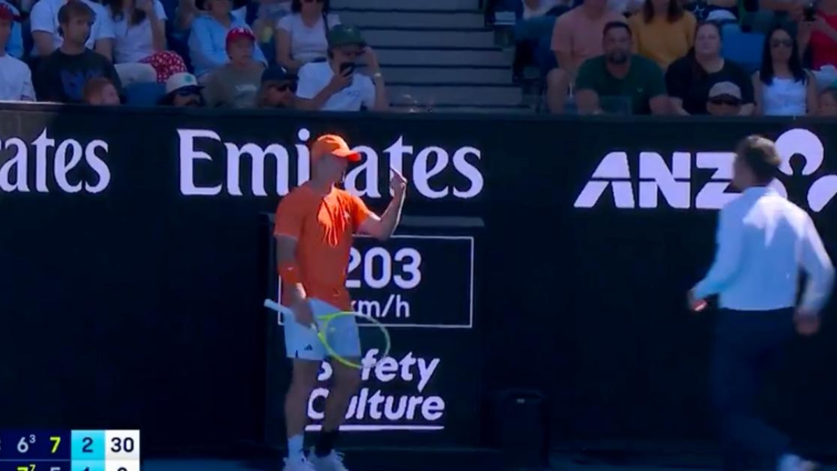 大维多维奇与一位粉丝因为做背后抵消动作而对峙。照片：盖蒂